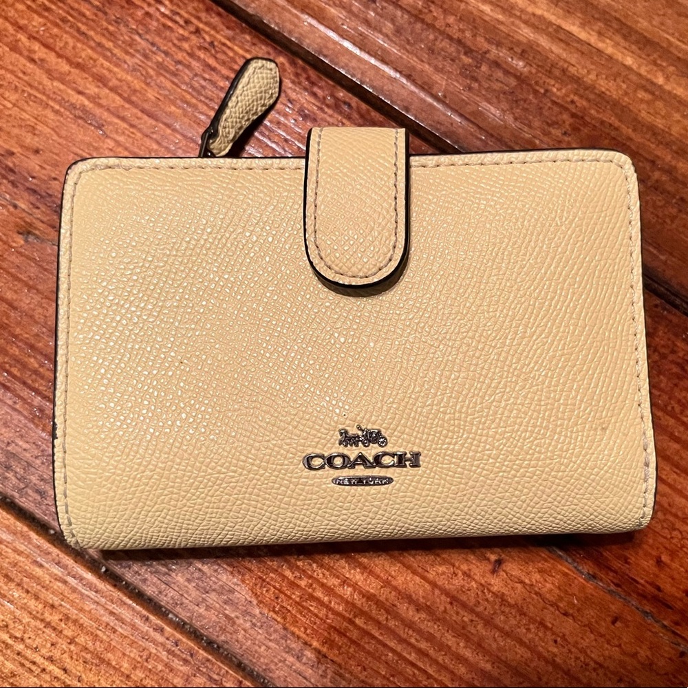 Coach Medium Corner Zip Wallet